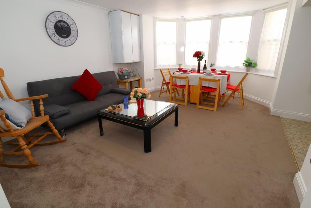 New Sunset Square Eastbourne 2 Bed Apartment, Long Stay Welcome المظهر الخارجي الصورة